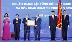 Chủ tịch nước Nguyễn Xuân Phúc trao tặng Huân chương Lao động hạng Nhất cho Tổng công ty Dược Việt Nam. Ảnh: Thống Nhất /TTXVN