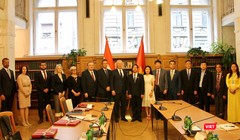 Các đại biểu tham gia buổi làm việc của Bộ trưởng Bộ Giáo dục và Đào tạo Việt Nam và Bộ trưởng Bộ Văn hóa và Đổi mới Hungary (ngày 28/6).