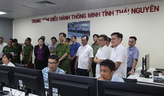 Phó Thủ tướng Vũ Đức Đam và Đoàn công tác thăm Trung tâm Điều hành thông minh (IOC) tỉnh Thái Nguyên.