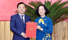 Trưởng Ban Tổ chức Trung ương Trương Thị Mai trao Quyết định cho ông Nguyễn Anh Tuấn. Ảnh: UBND tỉnh Bắc Ninh.