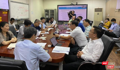 Cuộc họp khẩn diễn ra tại Bộ Y tế để ứng phó với bệnh đậu mùa khỉ vừa diễn ra chiều nay (24/7). Ảnh: Khoa Nguyễn.