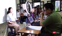 Công an cấp phường tại quận Ba Đình thực hiện thủ tục để làm căn cước công dân gắn chíp cho người dân trên địa bàn.