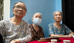 Những người hàng xóm có mặt tại nhà Trung tá Đặng Anh Quân từ sớm, chia sẻ nỗi buồn cùng gia đình (Ảnh: Mạnh Quân)