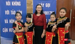 Bà Nguyễn Thị Luận - Chủ tịch Liên Chi hội Bảo vệ Quyền trẻ em tỉnh Quảng Ninh và các cháu nhỏ trong một chương trình đào tạo nâng cao nhận thức cho trẻ em.