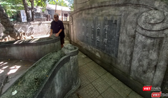 Tác giả tại khu mộ cụ Phạm ở chùa Vạn Phước (Huế).