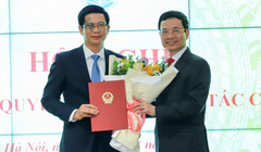 Bộ trưởng Nguyễn Mạnh Hùng trao quyết định bổ nhiệm Cục trưởng Cục Tần số vô tuyến điện cho ông Lê Văn Tuấn. Ảnh: Lê Anh Dũng/Vietnamnet.