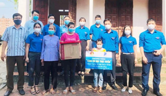 VNPT trao tặng máy tính trong chương trình Cùng em học trực tuyến.