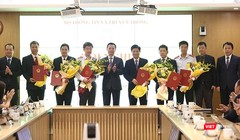 Bộ trưởng Bộ TT&TT trao quyết định bổ nhiệm, điều động cán bộ tại Hội nghị chiều 30/9. 