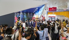 Báo chí tác nghiệp tại sự kiện.