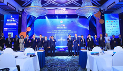 Bộ trưởng Bộ Kế hoạch và Đầu tư Nguyễn Chí Dũng, Bộ trưởng Bộ Công thương Nguyễn Hồng Diên và đại diện một số cơ quan, tổ chức quốc tế, doanh nghiệp hàng đầu về công nghệ trong và ngoài nước thực hiện nghi thức phát động chương trình.