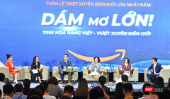 Ông Gijae Seong - Giám đốc Điều hành Amazon Global Selling Việt Nam và bà Lại Việt Anh - Phó Cục trưởng Cục Thương mại điện tử và Kinh tế số, cùng các diễn giả trao đổi tại sự kiện tuần lễ Amazon 2022.