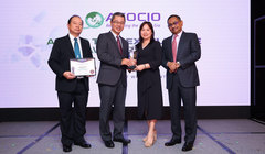 Bà Nguyễn Thị Thu Giang - Phó Chủ tịch, Tổng Thư ký VINASA thay mặt Thừa Thiên Huế nhận giải thưởng ASOCIO hạng mục "Chính phủ số". 