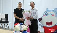  PGS. TS. Nguyễn Quang Ninh - Viện trưởng Viện nghiên cứu ứng dụng phát triển giáo dục (bên phải) chúc mừng ông Tạ Mạnh Hoàng - Giám đốc Sconnect Việt Nam trong buổi trao chứng nhận cho Bộ sản phẩm Wolfoo