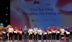 Ông Fang Yu - Phó Tổng Giám đốc Huawei Việt Nam trao tặng học bổng cho các sinh viên tài năng tại Techfest Vĩnh Phúc 2022.