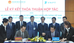 Thứ trưởng Bộ Giáo dục và Đào tạo Hoàng Minh Sơn và Tổng Giám đốc VNPT Huỳnh Quang Liêm ký kết thỏa thuận hợp tác