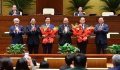 Các lãnh đạo Đảng, Nhà nước tặng hoa chúc mừng 2 tân Phó Thủ tướng Chính phủ - ông Trần Hồng Hà và ông Trần Lưu Quang.