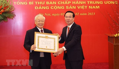 Ông Võ Văn Thưởng, Ủy viên Bộ Chính trị, Thường trực Ban Bí thư trao Huy hiệu 55 năm tuổi Đảng tặng Tổng Bí thư Nguyễn Phú Trọng. (Ảnh: Trí Dũng/TTXVN)