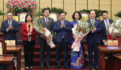 Bí thư Thành ủy Hà Nội Đinh Tiến Dũng và các lãnh đạo TP chúc mừng tân Phó Chủ tịch Vũ Thu Hà (thứ ba, phải sang) và các cán bộ vừa được bầu giữ các cương vị mới.