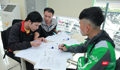 Nhân viên Bưu điện hướng dẫn khách hàng làm thủ tục đăng ký cấp phiếu lý lịch tư pháp tại bưu cục Thăng Long.