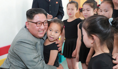 Ông Kim Jong-un trong lần đến thăm Cung Học sinh Thiếu nhi Paeumui Chollikil.