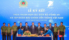 Đại diện lãnh đạo Bộ Công an và đại diện Tập đoàn VNPT ký hợp tác giữa hai bên.