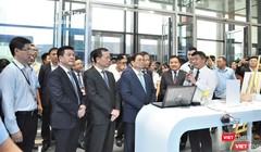 Thủ tướng Chính phủ Phạm Minh Chính và lãnh đạo các bộ, ngành tới tham quan khu vực trình diễn các giải pháp số của VNPT tại Industry 4.0 Summit 2023.