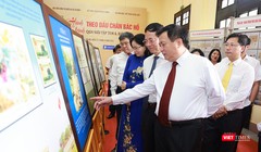 Giám đốc Học viện Chính trị quốc gia Hồ Chí Minh Nguyễn Xuân Thắng, Bộ trưởng Bộ Thông tin và Truyền thông Nguyễn Mạnh Hùng, Thứ trưởng Bộ Văn hoá, Thể thao và Du lịch Trịnh Thị Thuỷ và các đại biểu tham quan triển lãm. 