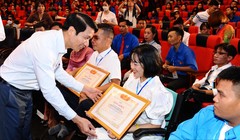 Ông Nguyễn Ngọc Lương - Chủ tịch Hội Liên hiệp Thanh niên Việt Nam - trao thưởng các thanh niên khuyết tật tiêu biểu tại chương trình "Tỏa sáng nghị lực Việt" năm 2022.