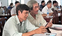 Ông Nguyễn Hồng Lạc (bên trái ảnh) cùng cán bộ đơn vị đã quen thao tác trên các ứng dụng di động và mini app Tây Ninh Smart.