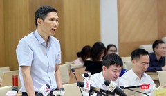 Ông Đỗ Hữu Trí - Phó Chánh thanh tra Bộ Thông tin và Truyền thông trao đổi tại buổi họp báo thường kỳ của Bộ.
