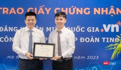 Ông Nguyễn Hồng Thắng – Giám đốc VNNIC trao Giấy chứng nhận Nhà đăng ký tên miền quốc gia “.vn” cho Công ty cổ phần tập đoàn TINO.