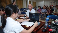 Người dân nhận lương hưu và trợ cấp bảo hiểm xã hội.