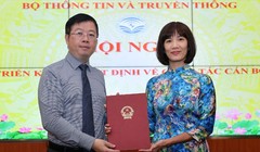 Thứ trưởng Bộ TT&TT Nguyễn Thanh Lâm trao quyết định bổ nhiệm cho bà Nguyễn Thị Thanh Huyền.