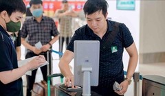 Hành khách dùng tài khoản định danh điện tử mức độ 2 để làm thủ tục đi máy bay tại sân bay Nội Bài.