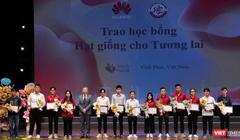 Ông Fang Yu - Phó Tổng Giám đốc Huawei Việt Nam trao tặng học bổng cho các sinh viên tài năng tại Techfest Vĩnh Phúc 2022.
