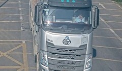 Trường hợp tài xế sử dụng điện thoại khi đang lái xe bị phát hiện. Ảnh: Cục CSGT.