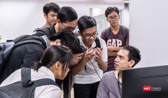 Các bạn sinh viên hào hứng tìm hiểu về những kỹ thuật làm phim được áp dụng tại Sconnect để tạo nên những tập phim triệu view.