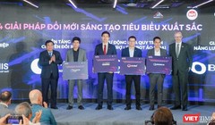 Ông Nguyễn Chí Dũng cùng Phó Chủ tịch Tập đoàn Meta Simon Milner trao giải cho 4 giải pháp đổi mới sáng tạo tiêu biểu xuất sắc nhất. 