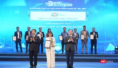 Bà Tô Nam Phương - Giám đốc Đối ngoại FPT Telecom đại diện lên nhận giải thưởng.