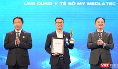 CEO Med-On Bùi Lê Hà nhận cúp và Giấy chứng nhận Giải thưởng Chuyển đổi số Việt Nam 2023.