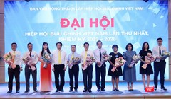 Thứ trưởng Bộ TT&TT Nguyễn Huy Dũng (người thứ tư, trái sang) chúc mừng đại diện Ban Chấp hành Hiệp hội Bưu chính Việt Nam nhiệm kỳ 2023 - 2028.