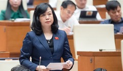 Bộ trưởng Bộ Y tế Đào Hồng Lan trao đổi về thực trạng thiếu thuốc, thiếu vật tư y tế tại phiên họp Quốc hội sáng 1/11.