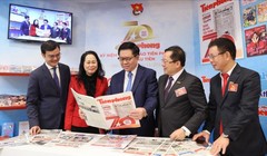 Ông Nguyễn Trọng Nghĩa - Trưởng Ban Tuyên giáo Trung ương - xem các ấn phẩm của Báo Tiền Phong. Ảnh TTXVN