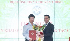 Ông Bùi Hoàng Phương (trái) khi nhận quyết định làm Vụ trưởng Vụ Tổ chức cán bộ của Bộ Thông tin và Truyền thông, do Bộ trưởng Nguyễn Mạnh Hùng trao (tháng 10/2022) - Ảnh: mic.gov.vn