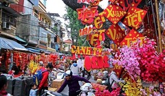 Chợ hoa Tết Hàng Lược rực rỡ đủ loại đồ trang trí ngày Tết.