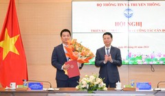 Bộ trưởng Nguyễn Mạnh Hùng trao Quyết định bổ nhiệm Phó Cục trưởng và giao quyền Cục trưởng Cục Chuyển đổi số quốc gia cho ông Hồ Đức Thắng - Giám đốc Trung tâm Thông tin (Ủy ban Quản lý vốn nhà nước tại doanh nghiệp).