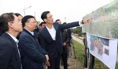 Ông Lê Thanh Nam báo cáo Bí thư Thành ủy Đinh Tiến Dũng về quy hoạch đường Vành đai 4 chạy qua huyện Đan Phượng.