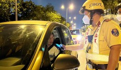 CSGT kiểm tra nồng độ cồn người điểu khiển phương tiện giao thông.