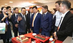 Chủ tịch Trần Sỹ Thanh trao đổi với các chuyên gia tại một hội nghị quốc tế về ứng dụng công nghệ xây dựng TP. thông minh.