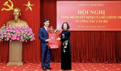 Bà Trương Thị Mai (trái), Trưởng Ban Tổ chức Trung ương, trao Quyết định của Bộ Chính trị về việc chỉ định ông Dương Văn An, Uỷ viên Ban chấp hành Trung ương Đảng khóa XIII, giữ chức Bí thư Tỉnh ủy Vĩnh Phúc nhiệm kỳ 2020 - 2025.